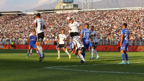 Colo Colo recibe a U. de Chile en el Monumental.
