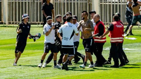 Invasión de hinchas en el arengazo: hasta la foto se sacaron.
