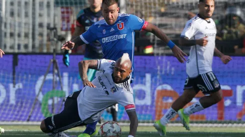 Arturo Vidal frente a Matías Zaldivia en el Superclásico.
