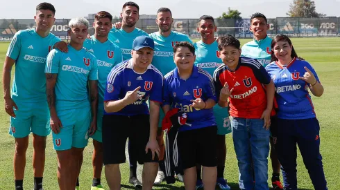 Tremendo día para Patito. Niño de la U agredido por un cobarde en el Superclásico visitó el CDA.
