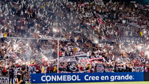 Hinchas de Colo Colo tuvieron pésimo comportamiento en Mendoza.
