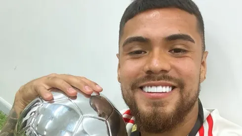 Paulo Díaz festeja con el trofeo ganador en River Plate
