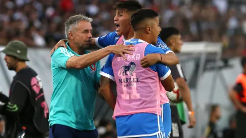 Gustavo Álvarez celebra con dos formados en la U en el Monumental.
