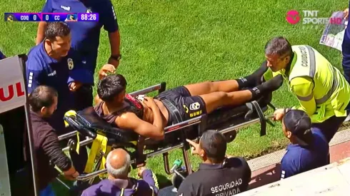 El joven jugador de Coquimbo Unido tuvo que salir en ambulancia del estadio.

