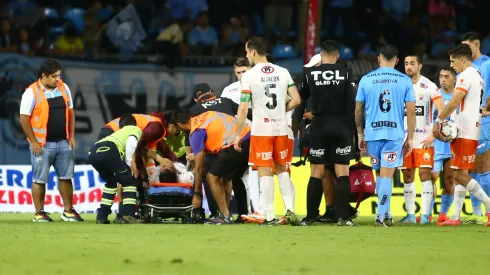 Nelson Sepúlveda mientras lo atendían en duelo de Cobresal con Iquique.
