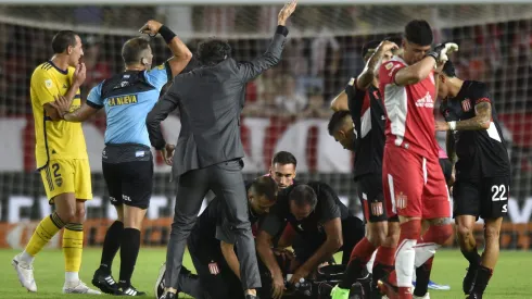 La preocupación se disparó en el estadio UNO Jorge Luis Hirschi tras la descompensación de Javier Altamirano. 
