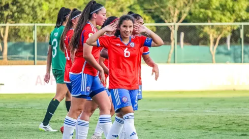 Chile derrotó por 5 a 0 a Bolivia y luchará por la clasificación en la última fecha del Sudamericano. 
