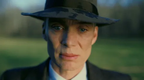 Cillian Murphy parece triste, pero está impactado de felicidad por la noticia.
