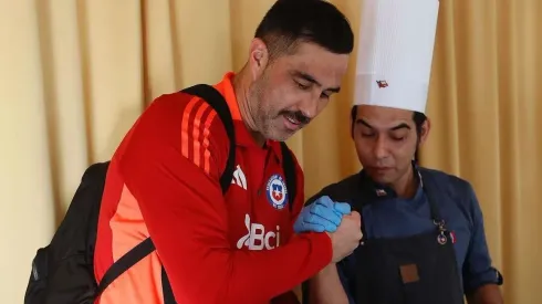 Claudio Bravo prepara el desayuno en la Roja.
