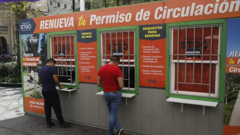 Santiago, 15 de marzo de 2023.<br />
Santiaguinos acuden a la plaza de armas para realizar el  pago del permiso de circulacion 2023.
