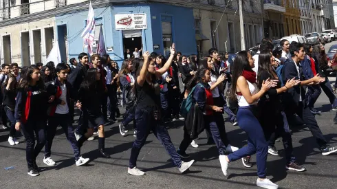 Estudiantes de liceos públicos de Valparaíso marchan desde el Liceo Eduardo de la Barra hasta la Plaza Victoria, en el marco de las actividades conmemorativas por el Día del Joven Combatiente (29 de marzo de 2017).
