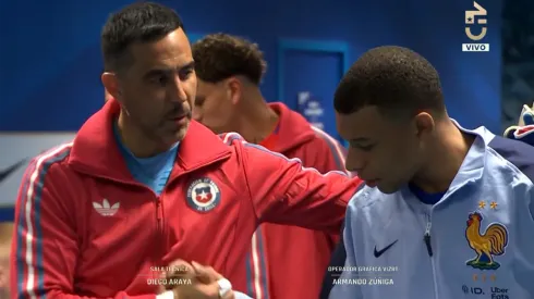 El saludo de Mbappé a Claudio Bravo.
