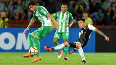 Gonzalo Castellani aguanta la marca de Claudio Baeza en la Copa Libertadores 2018.
