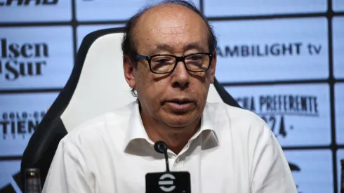 Presidente de Blanco y Negro con el tarro en Colo Colo y palos al bloque de Mosa.
