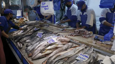 Venta de pescados y mariscos durante Semana Santa en el Mercado Central de Santiago (abril 2022)
