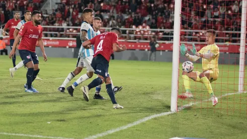 Gol de Isla y locura de los hinchas de Independiente.
