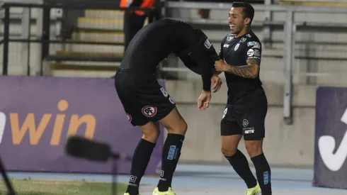 Edson Puch celebra un gol con Steffan Pino. 
