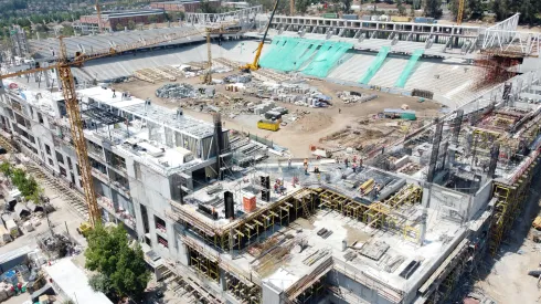 El nuevo estadio de la Católica avanza y toma pinta europea.
