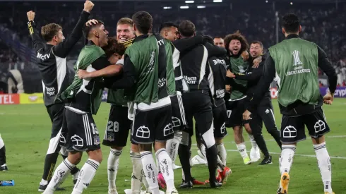 Maxi Falcón se integró a la celebración saltando en un solo pie.
