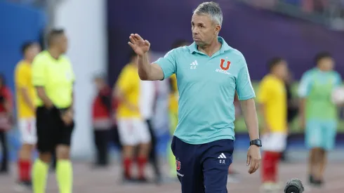 El entrenador de la U tomó una drástica decisión en su equipo.
