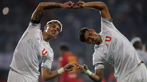 Maxi Guerrero celebra junto a Fabián Hormazábal el 1-0 de la U ante Unión Española. 
