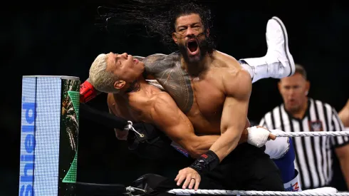 Reigns y Rhodes disputan el Campeonato Universal Indiscutible en un combate de Bloodline Rules.

