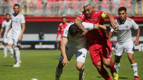 Lolo Reyes lucha en el partido entre Ñublense y Colo Colo. 
