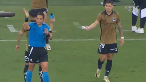 Guillermo Paiva se molestó con el árbitro del partido tras la revisión del VAR.
