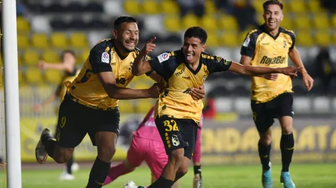 Con 17 años marcó dos goles a Cobreloa.
