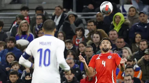 Mauricio Isla ante Kylian Mbappé, en el amistoso jugado en Marsella
