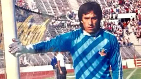 Roberto Rojas con la camiseta de Colo Colo.
