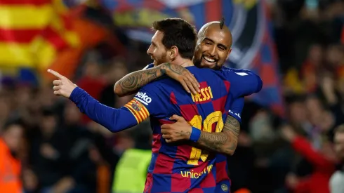 Vidal se abraza con Messi en un duelo del Barcelona el 2020
