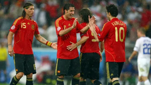 Joan Capdevila celebrando con la camiseta de España.
