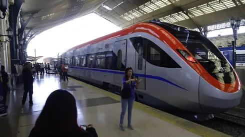 ¿Cuándo parte? Anuncian tren rápido entre Santiago y Chillán
