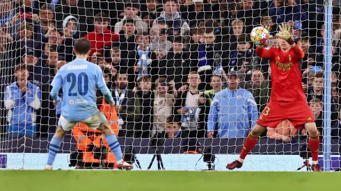 El descalabro del City comenzó con este insólito penal de Silva.
