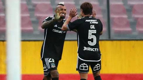 Vidal celebra el gol del triunfo con Gil
