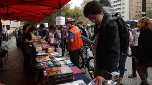 La Vicerrectoría de extensión y Comunicaciones de la U. de Chile y el Archivo Central Andrés Bello conmemora el Día del Libro entregando más de cuatro mil ejemplares gratuitos en el frontis de la casa de estudios superiores (2023)
