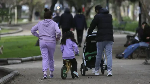 Revisa los requisitos socioeconómicos y de salud en familias con niños.
