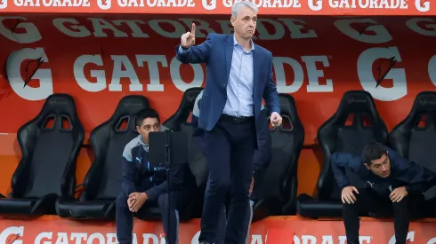 Tiago Nunes junto a la tablet de la polémica en la derrota de la UC ante Colo Colo.
