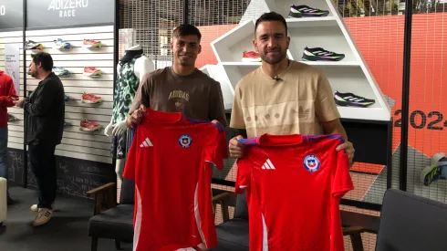 Zaldivia se pone la camiseta de la Roja junto a Fabián Hormazábal.
