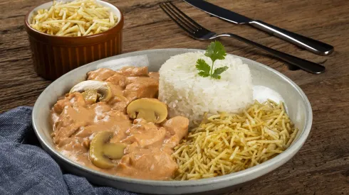 Strogonoff de pollo con champiñones
