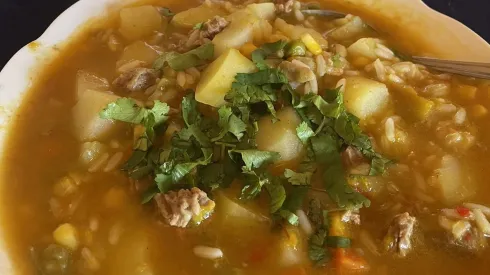 Receta de carbonada para un almuerzo típico chileno.
