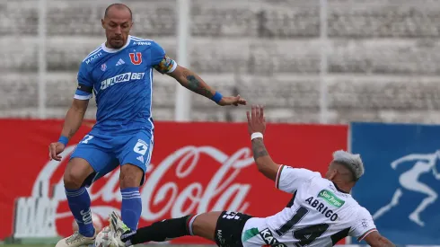 Marcelo Díaz ante Palestino. Según Miguel Ramírez, la U y Palestino son los que mejor juegan en el torneo. 
