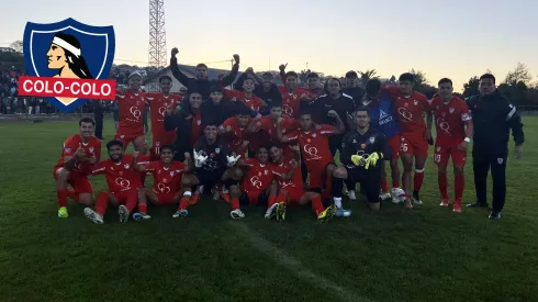 Quillón festeja con camiseta de Colo Colo tras convertirse en rival de Colo Colo en la Copa Chile...
