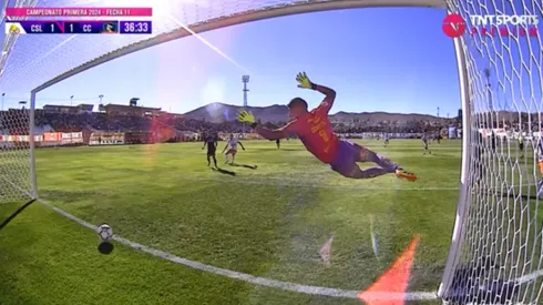 Gol de Cobresal a Colo Colo: la pelota entra.
