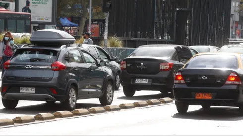 Revisa en detalles qué vehículos no pueden circular en la provincia de Santiago, San Bernardo y Puente Alto este lunes 6 de mayo.
