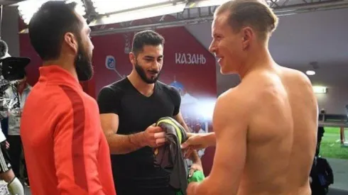 El momento del cambio de camisetas en la Copa Confederaciones.
