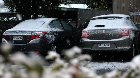 Usuarios de redes sociales reportan la caída de nieve en distintos puntos de Santiago.
