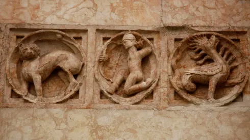 Relieves de distintos SIGNOS ZODIACALES existentes en la fachada del Baptisterio de Parma. (1196-1260). Parma. Italia. 
