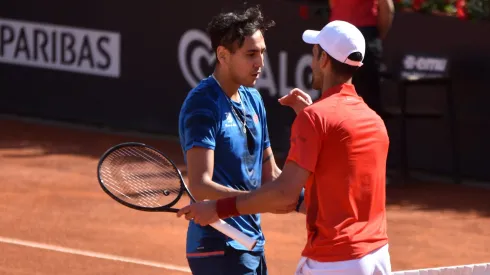 El abrazo entre Tabilo y Djokovic tras la victoria del chileno.
